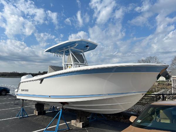 Blackfin 252 CC 2024 Blackfin 252 CC boat on stands, parked outdoors under a blue sky.