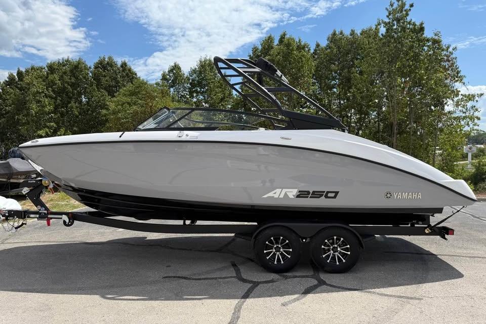 2026 Yamaha Boats AR250