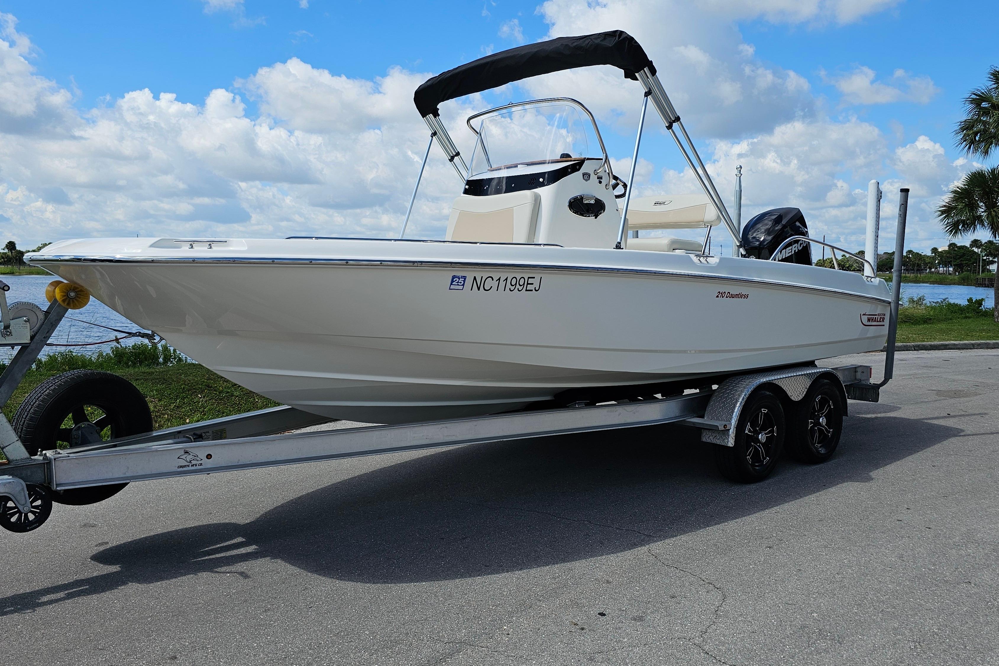 2018 Boston Whaler 210 Dauntless