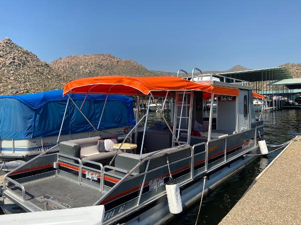 1988 Bass Tracker Party Hut