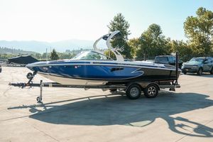 Centurion Enzo SV233 2014 Centurion Enzo SV233 boat on trailer in sunny outdoor setting.
