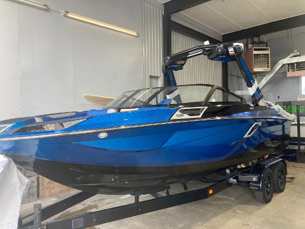 Centurion Ri230 2023 Centurion Ri230 boat in a garage, featuring a sleek blue design.