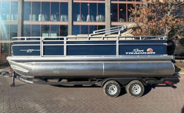 2025 Sun Tracker Fishin' Barge 20 DLX