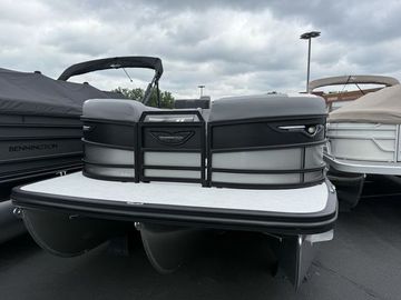 2026 Bennington M Swingback 24 MSB Tritoon