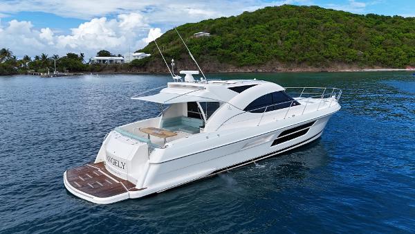 2016 Riviera 5000 Sport Yacht