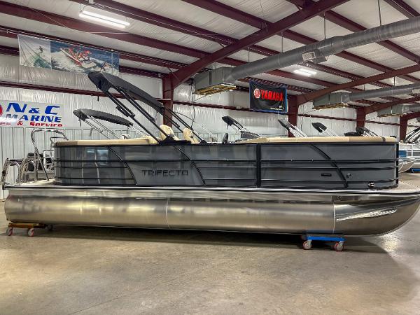 Trifecta 24RF CS 3.0 2025 Trifecta 24RF CS 3.0 pontoon boat in showroom, side view.