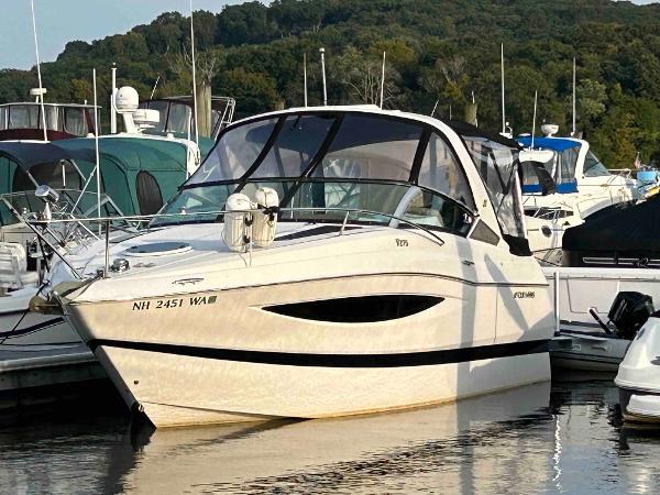 Four Winns Vista 275 2014 Four Winns Vista 275 boat docked at marina with scenic background.