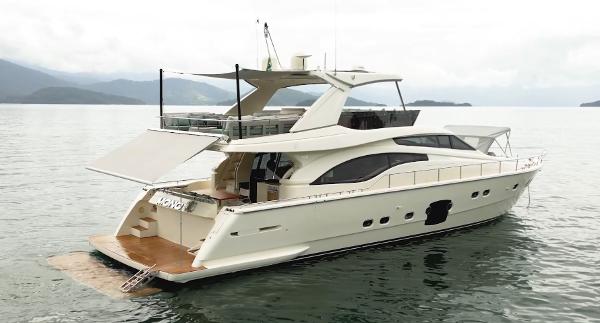 Ferretti Yachts 700