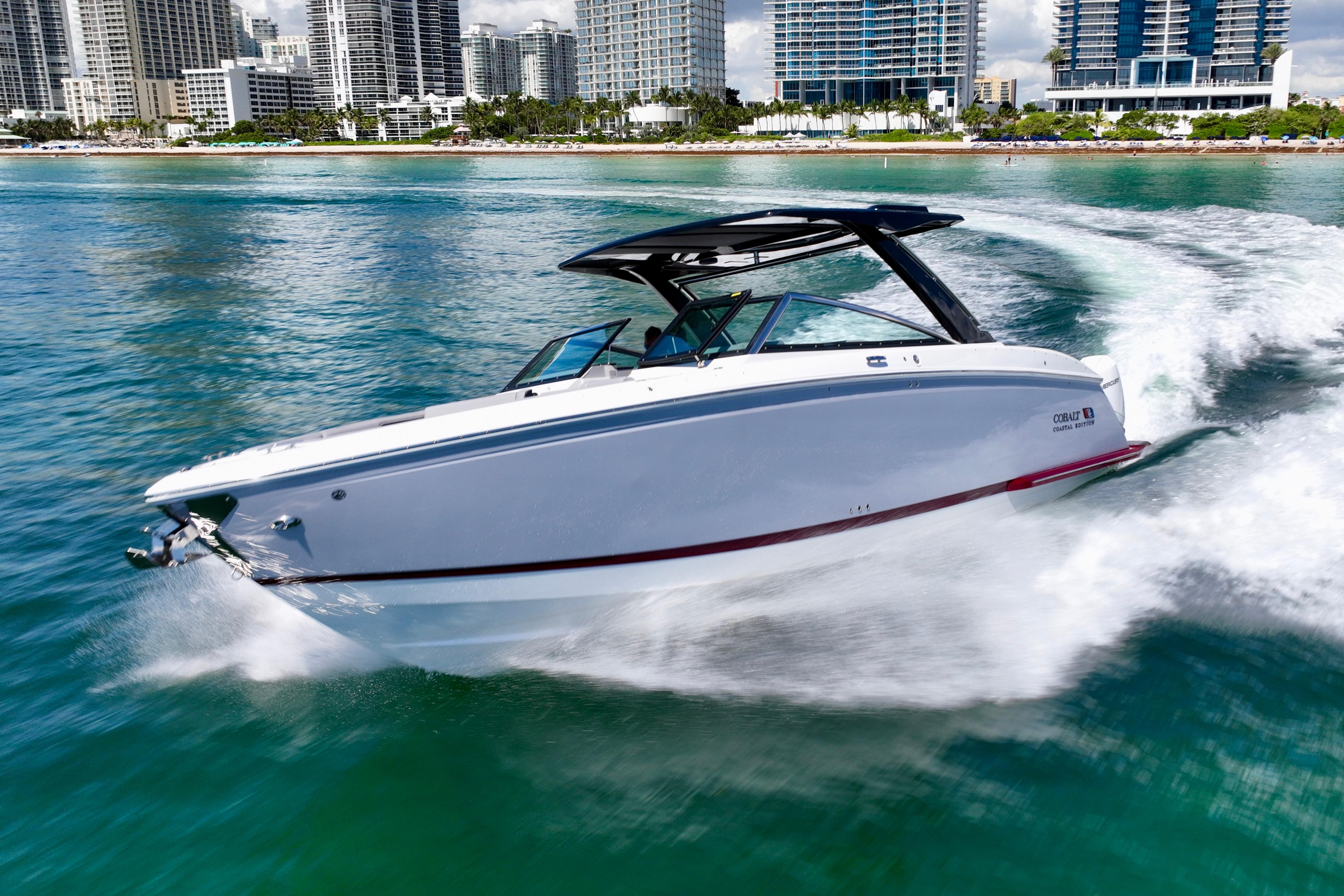 2025 Cobalt R33 Outboard