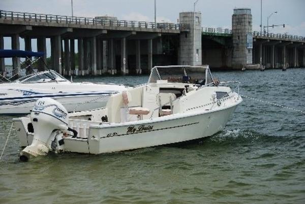 Pro-Line Pro-20 Cuddy 1979 Pro-Line Pro-20 Cuddy boat anchored near a bridge.