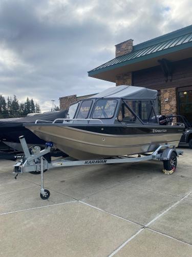 Spartan 18 Areus 2025 Spartan 18 Areus boat on Karavan trailer, parked outdoors.