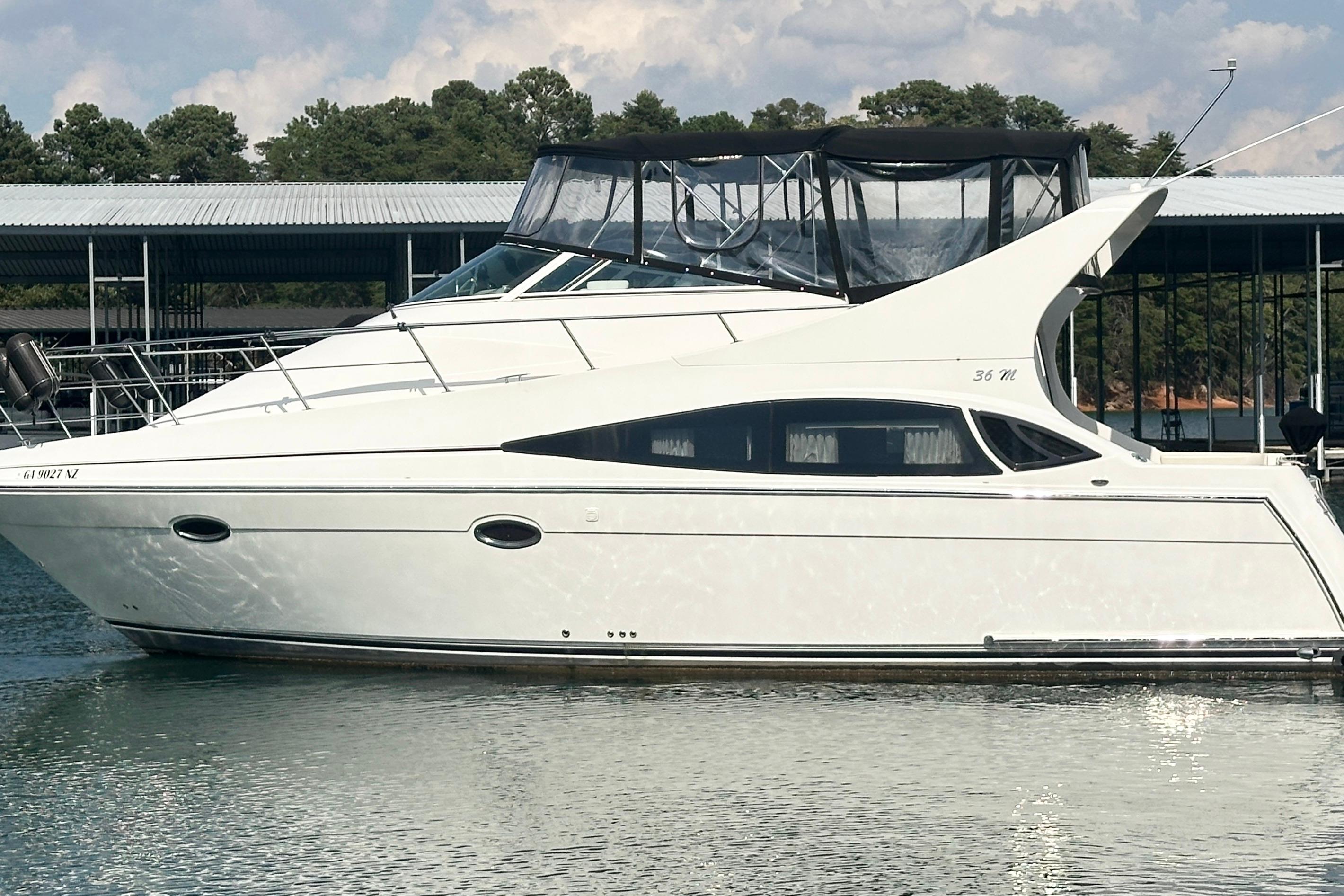 2005 Carver 36 Mariner