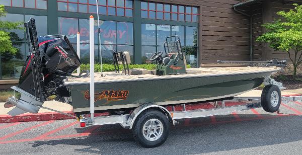 Mako 18 Pro Skiff Backwater Edition 2025 Mako 18 Pro Skiff Backwater Edition on trailer, parked outside a building.