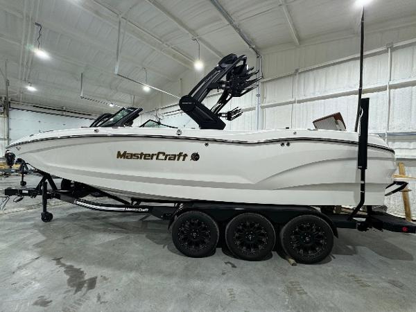 MasterCraft X24 2025 MasterCraft X24 boat in a spacious indoor setting.