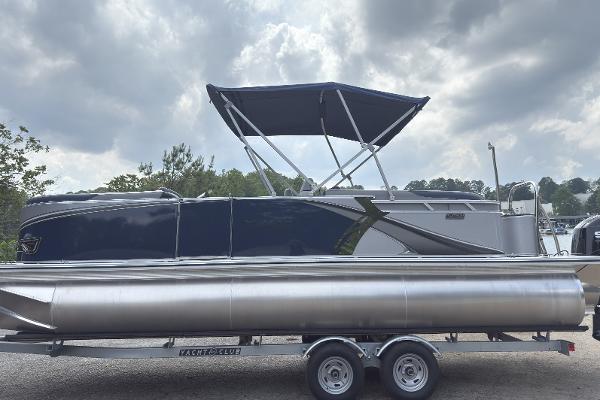Tahoe LTZ Quad Lounger 23 2025 Tahoe LTZ Quad Lounger 23 pontoon boat on trailer, under cloudy sky.