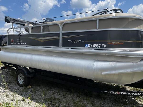 2023 Sun Tracker Party Barge 18
