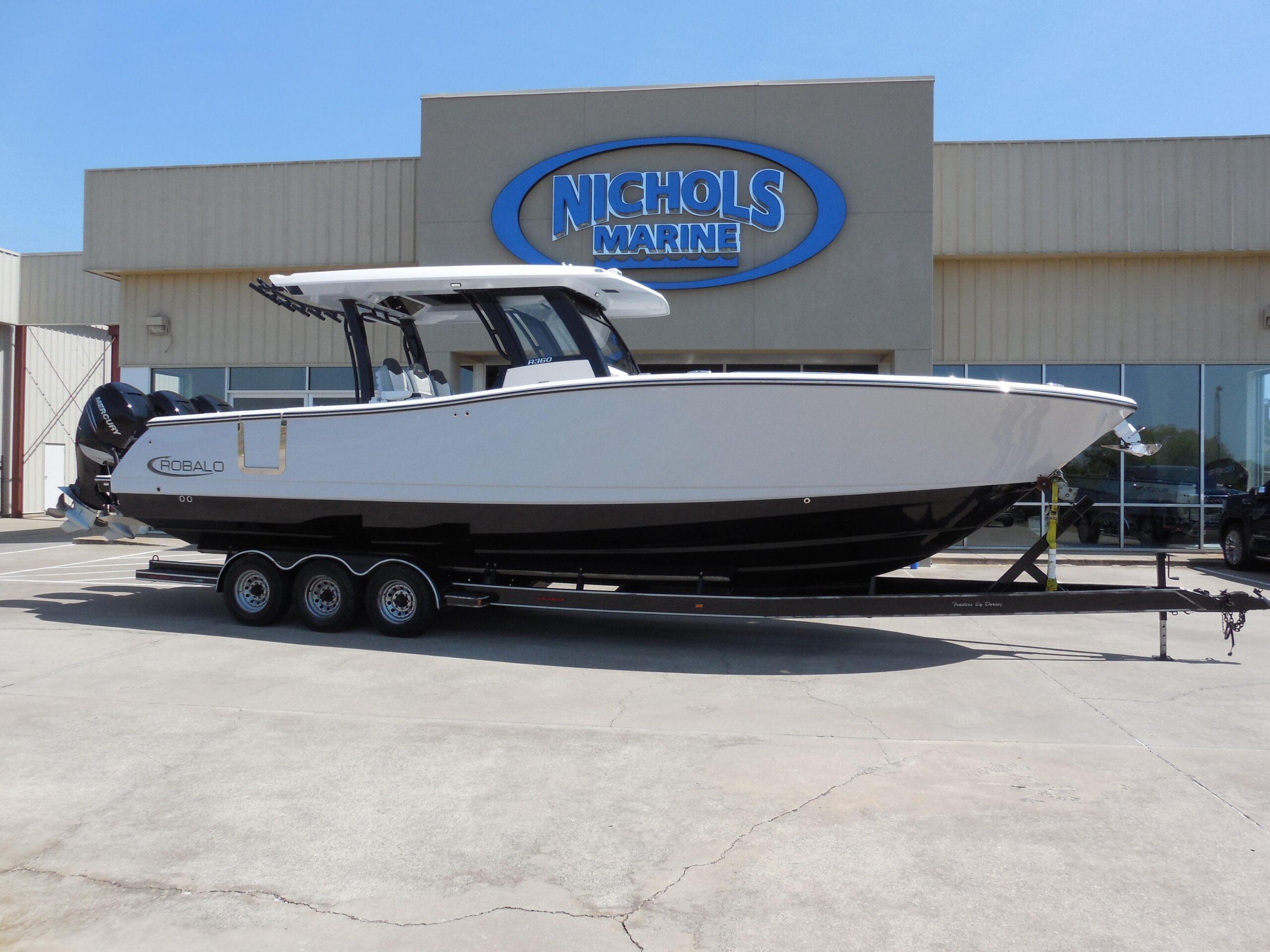 2023 Robalo R360 Center Console