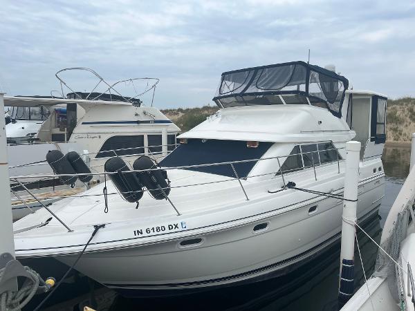 1997 Cruisers Yachts 3650 Aft Cabin