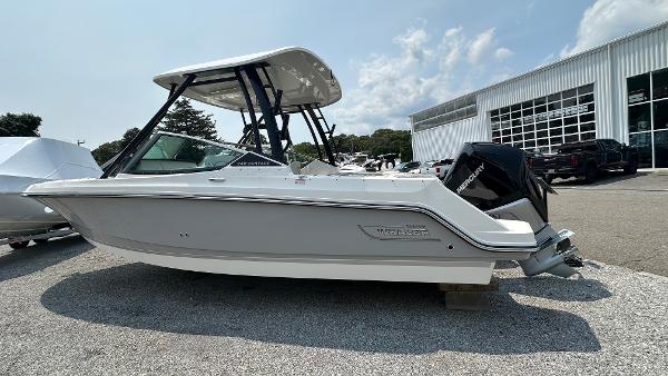 2025 Boston Whaler 240 Vantage