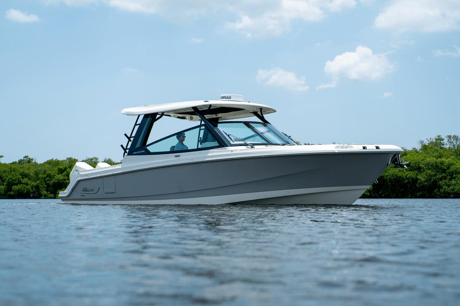 Boston Whaler 330 Vantage