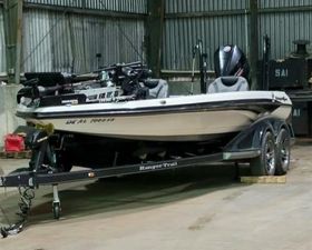 Ranger Z520L 2020 Ranger Z520L boat on trailer in a warehouse setting.