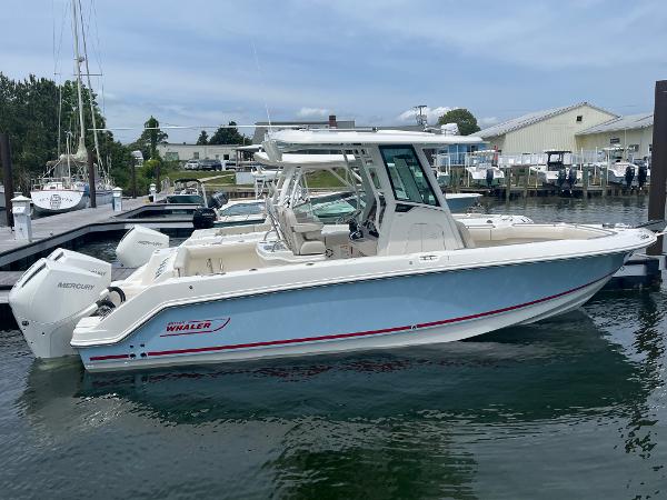 2025 Boston Whaler 250 Outrage