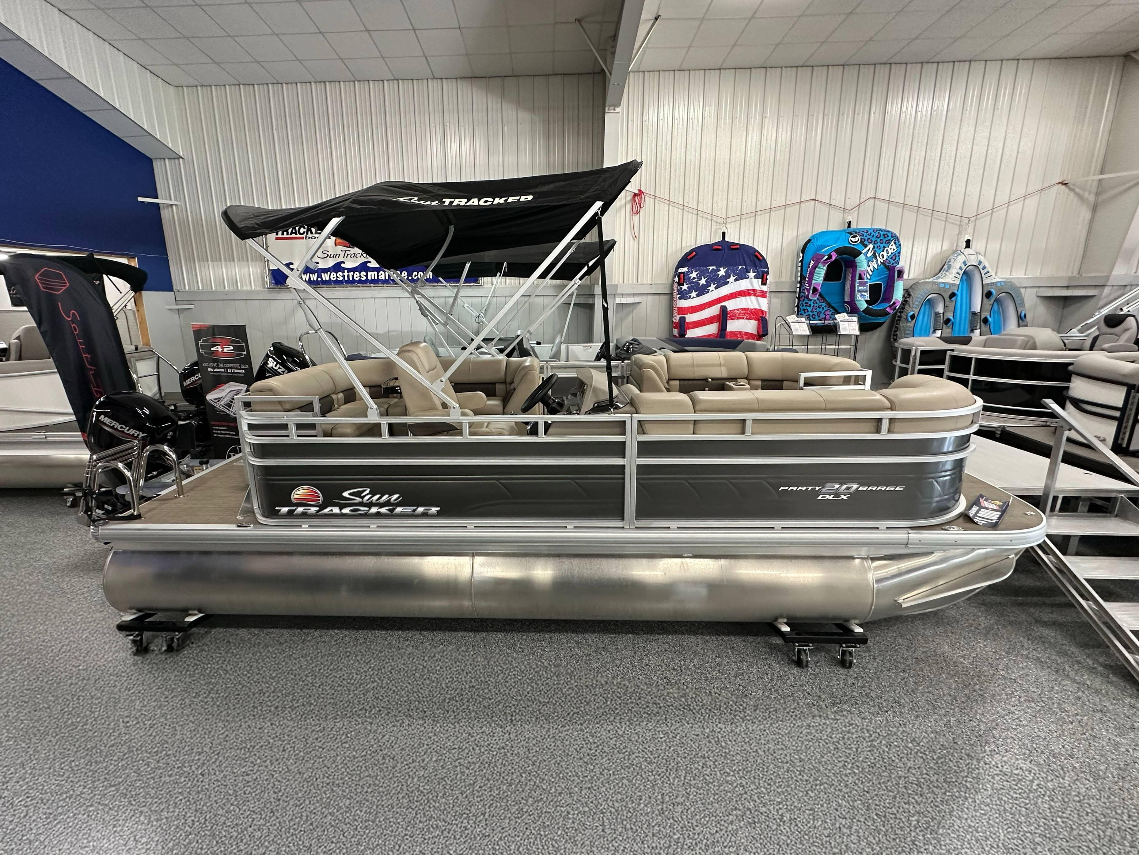 Sun Tracker Party Barge 20 DLX 2024 Sun Tracker Party Barge 20 DLX pontoon boat in showroom display.