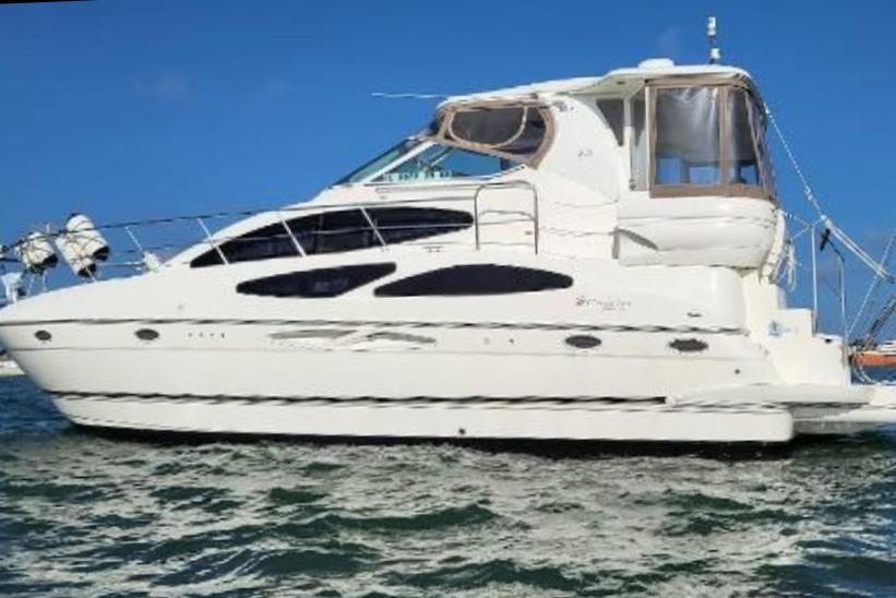 2004 Cruisers Yachts 405 Motor Yacht