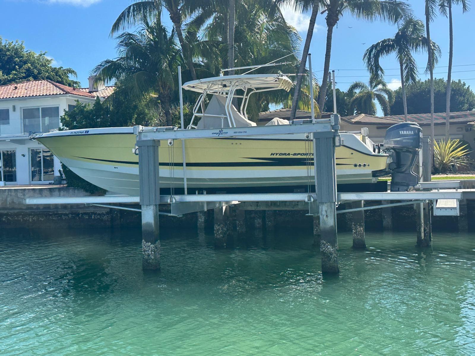 Hydra-Sports Vector 3300 CC 2006 Hydra-Sports Vector 3300 CC boat on lift, near waterfront home and palm trees.