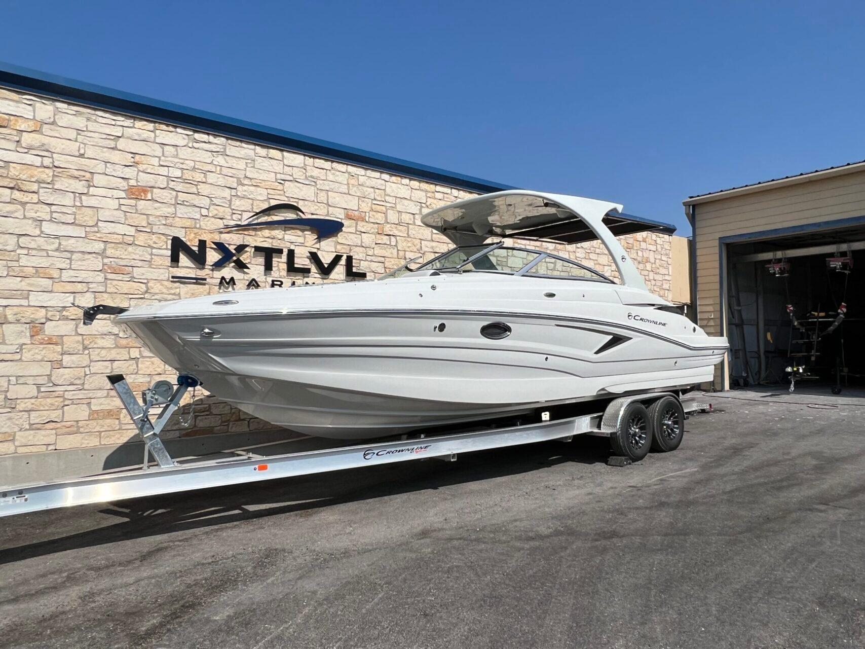 Crownline E305