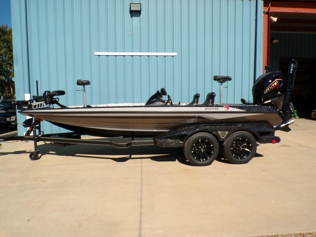 Skeeter FXR20L 2025 Skeeter FXR20L boat on trailer, parked outside a blue building.