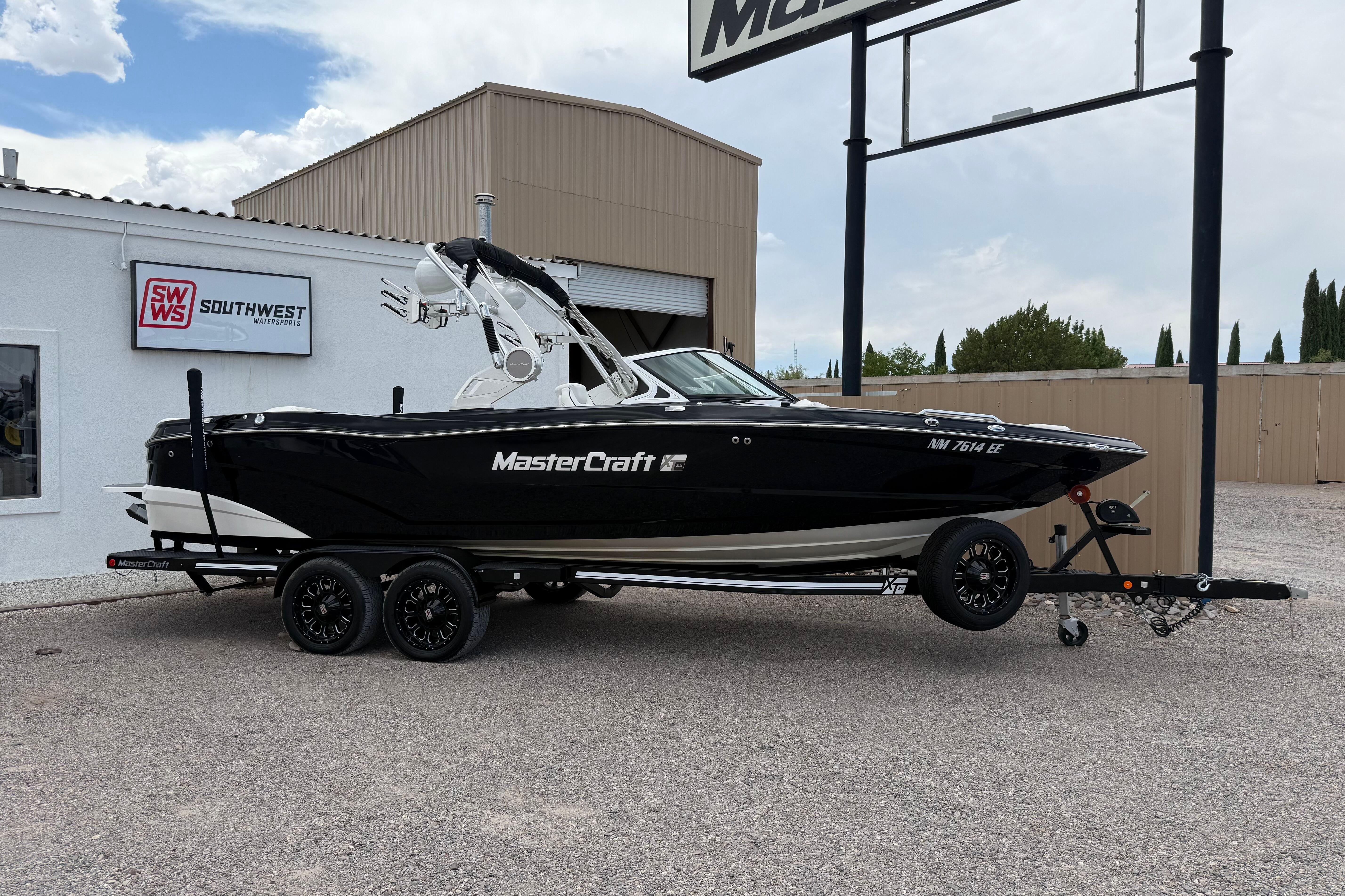 MasterCraft XT25 2018 MasterCraft XT25 boat on trailer at Southwest dealership.