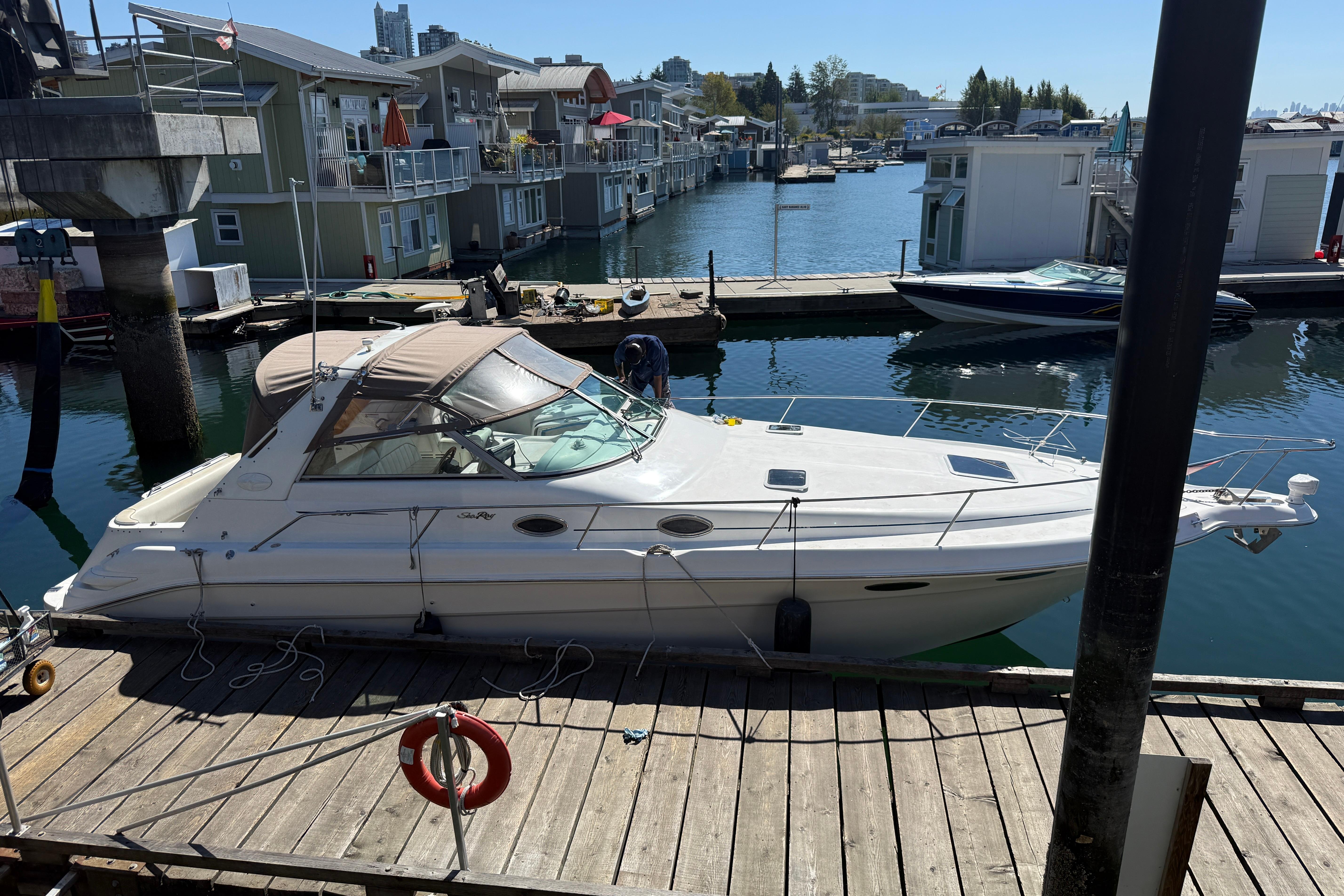 1997 Sea Ray 330 Sundancer