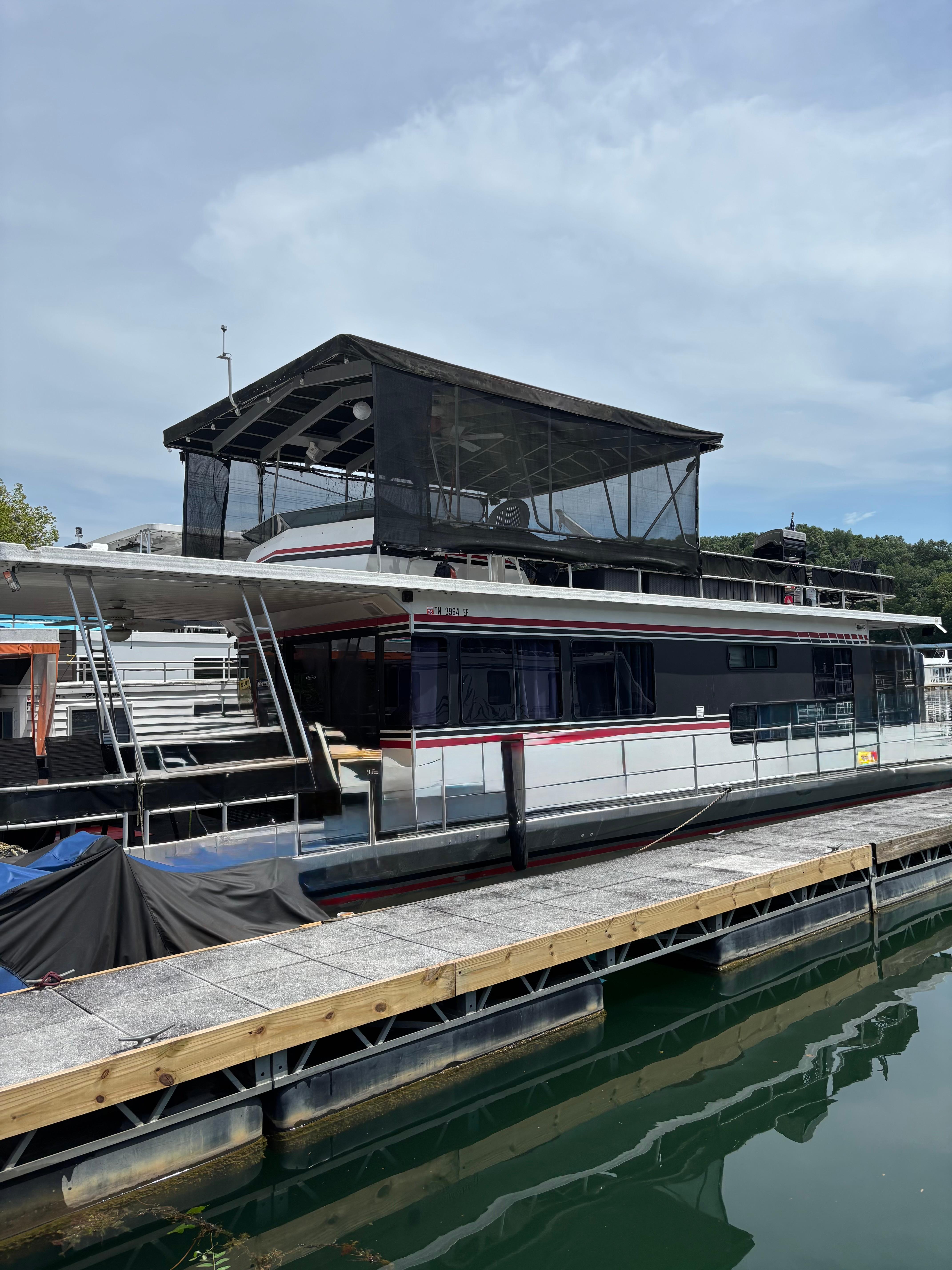 1996 Jamestowner Houseboat