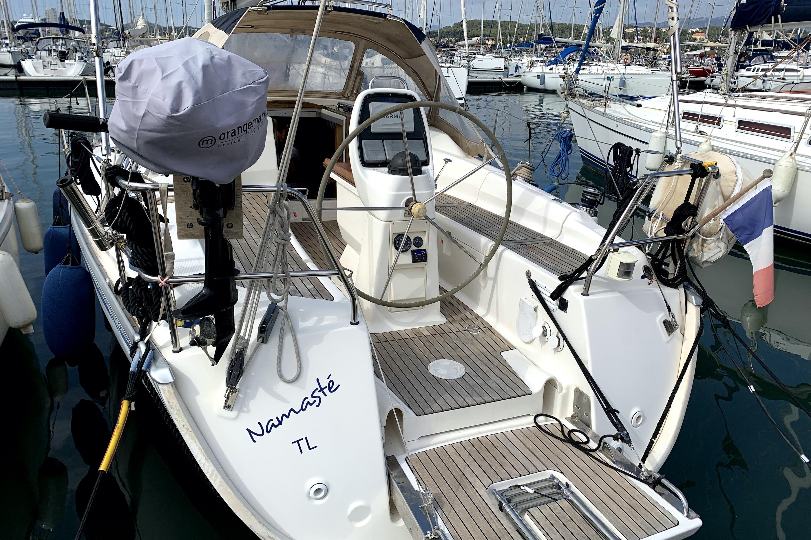 Bavaria 31 Cruiser 2008 Bavaria 31 Cruiser sailboat docked, featuring a spacious cockpit and elegant design.