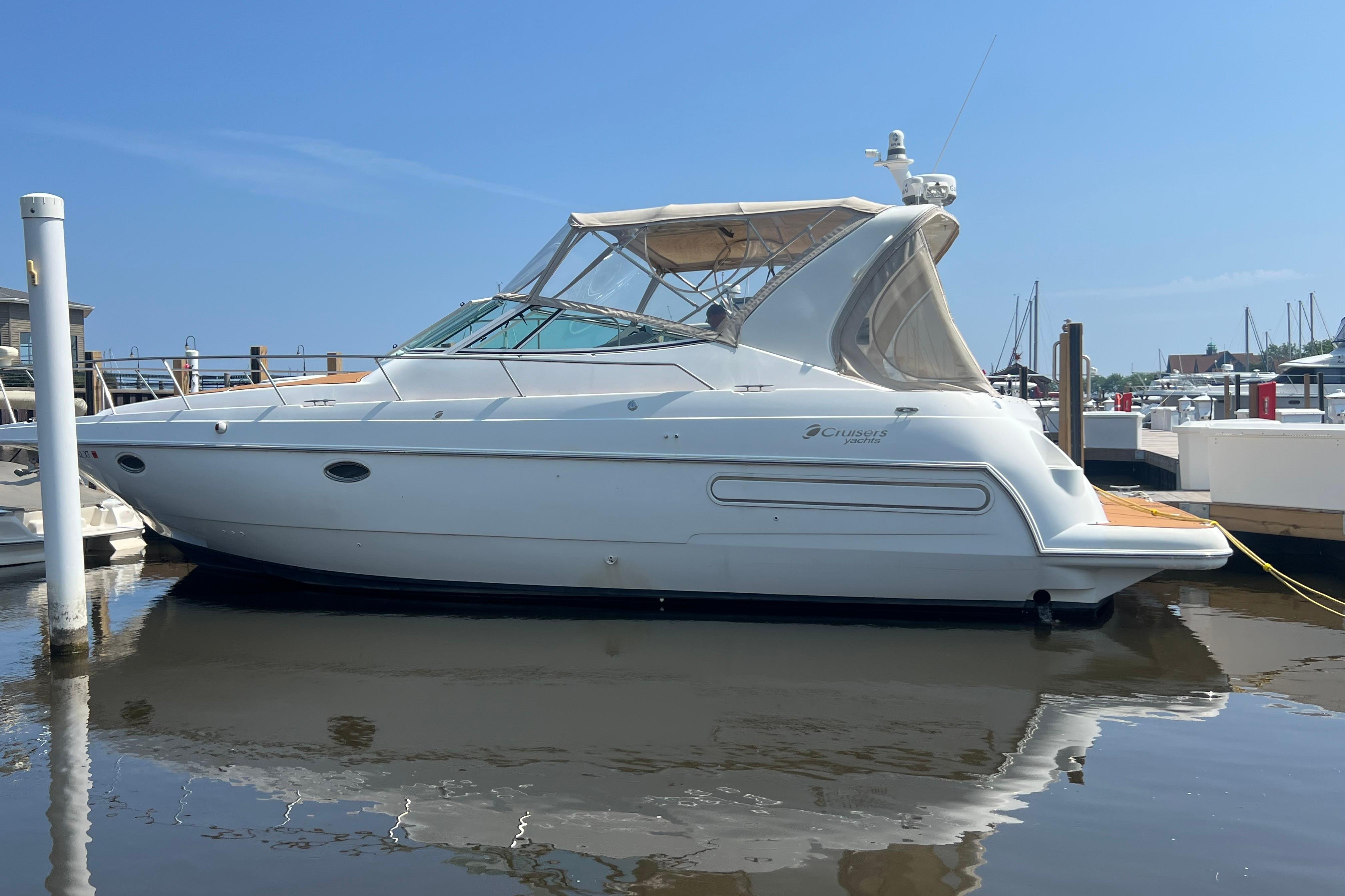 2001 Cruisers Yachts 3672 Express