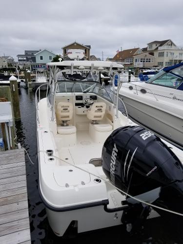 2011 Boston Whaler 235 Conquest