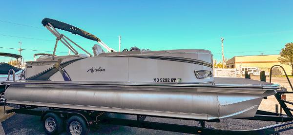 Avalon 2385 LSZ QL 2024 Avalon 2385 LSZ QL pontoon boat on trailer, side view.