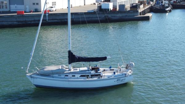 Catalina 34 MK 1.5 1991 Catalina 34 MK 1.5 sailboat docked in a marina.