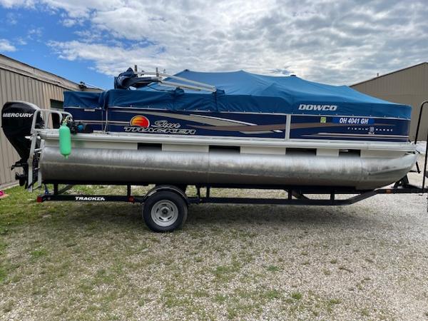 2012 Sun Tracker Pontoon 20’ DLX Fishing Barge