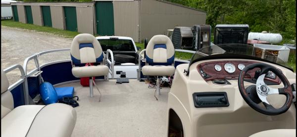2012 Sun Tracker Pontoon 20’ DLX Fishing Barge