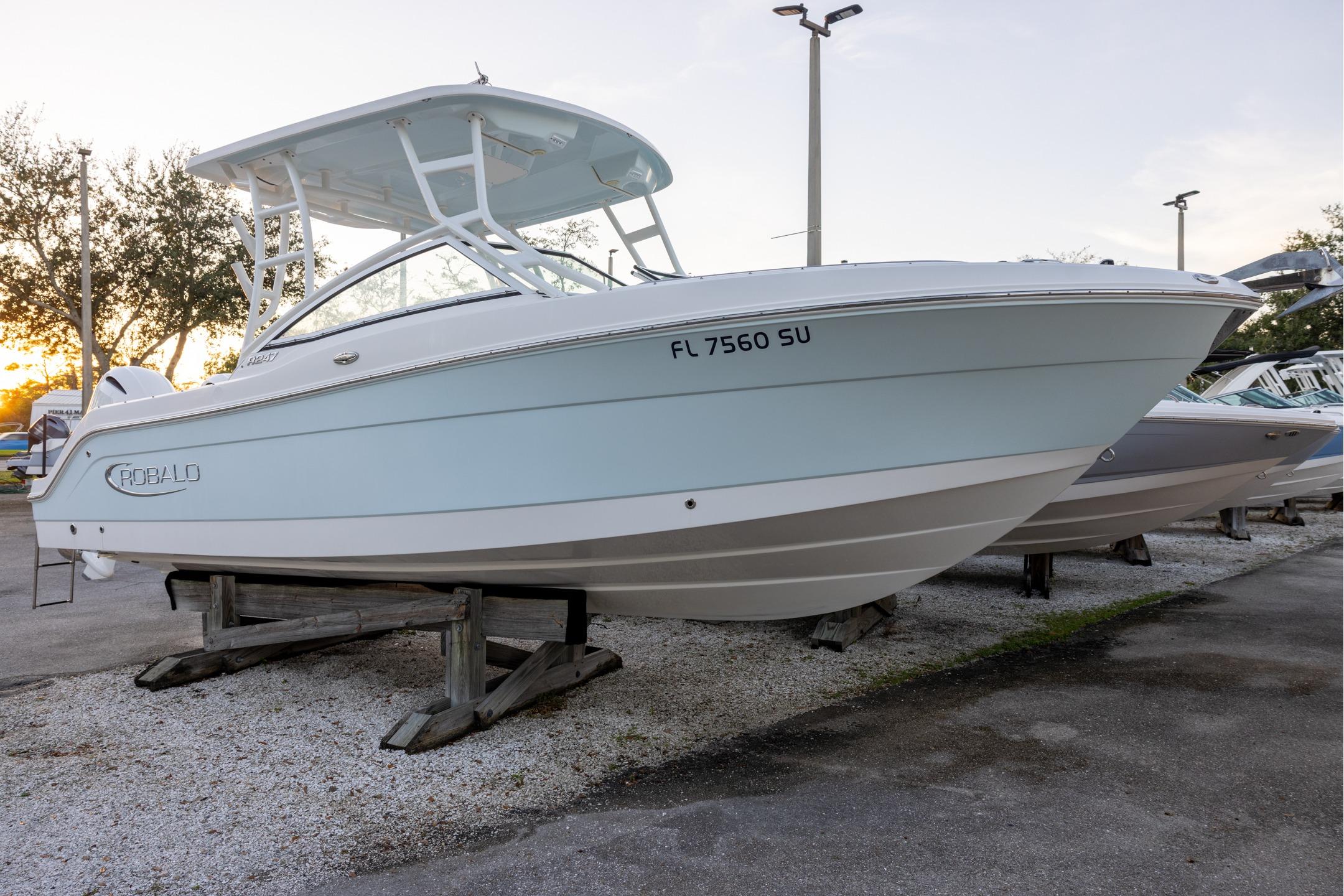 2020 Robalo R247 Dual Console