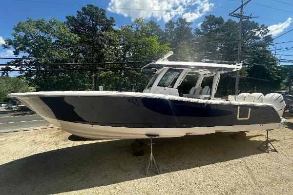 2022 Robalo R360 Center Console
