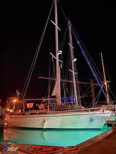 Moody 425 centre Cockpit 3 cabin version Sailboat Moody 425 Centre Cockpit, 1990 model, docked at night with illuminated water.