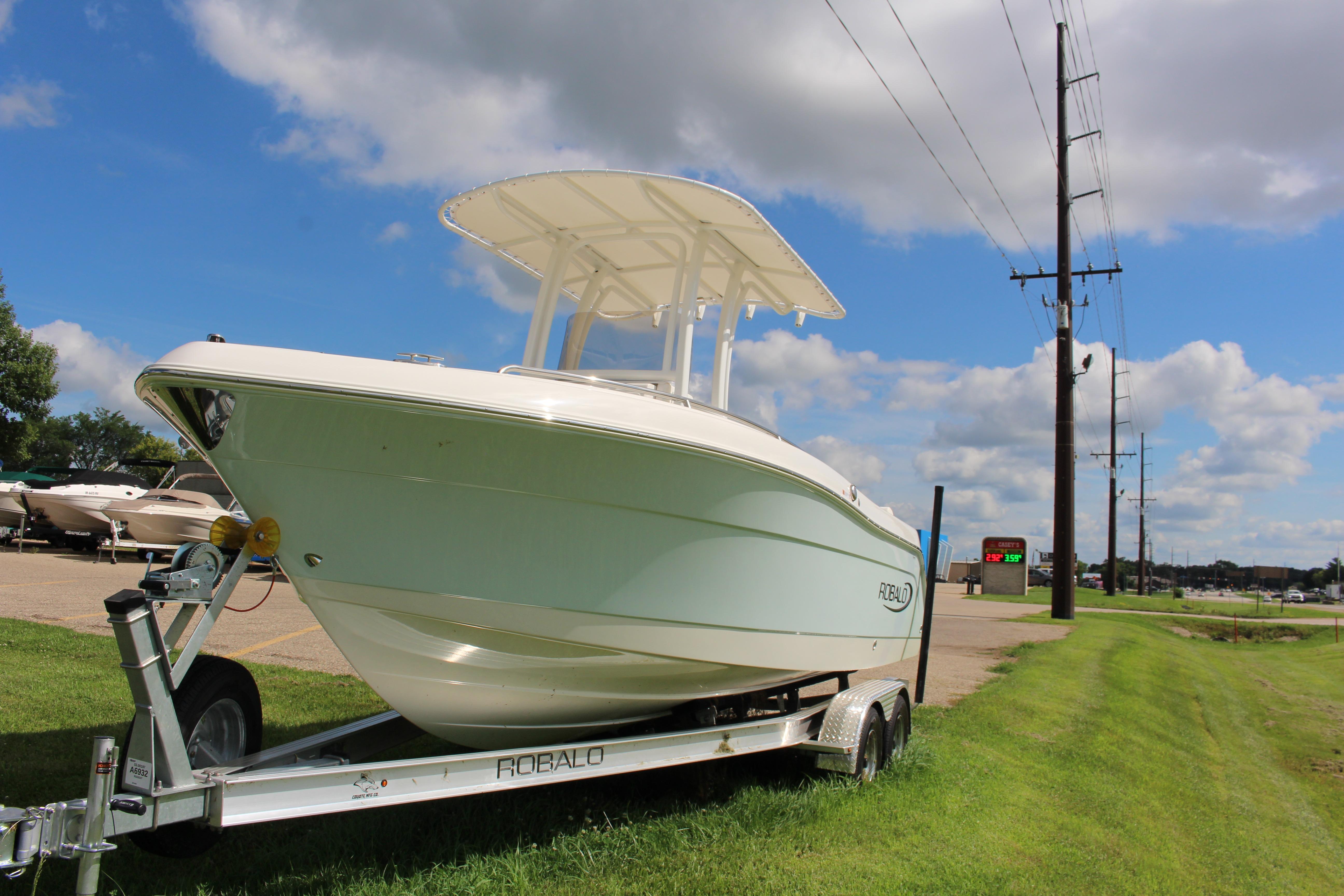 2023 Robalo R222 Center Console