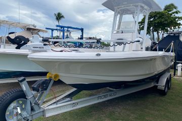 2023 Robalo 226 Cayman