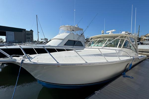 Albemarle 410 Express Fisherman 2007 Albemarle 410 Express Fisherman docked at marina under clear blue sky.