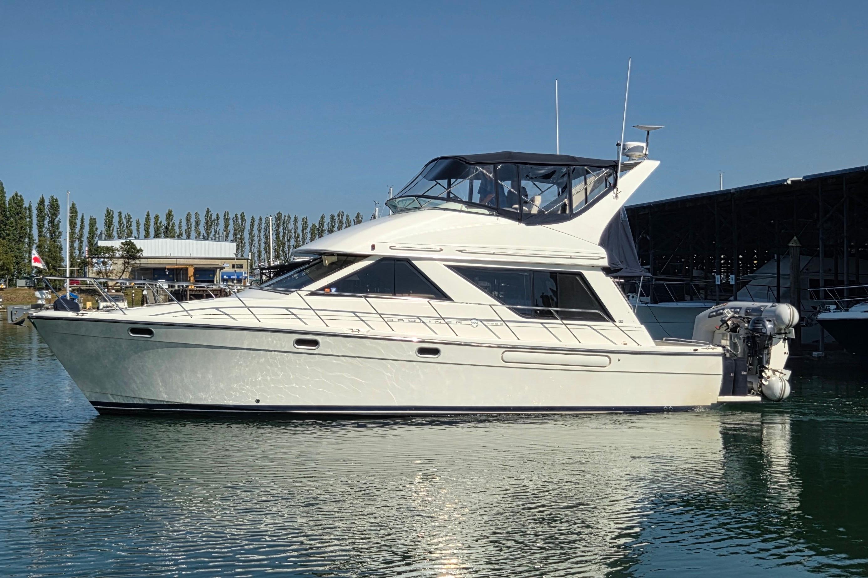Bayliner 3988 Command Bridge Motoryacht 1999 Bayliner 3988 Command Bridge Motoryacht on calm water, docked at marina.