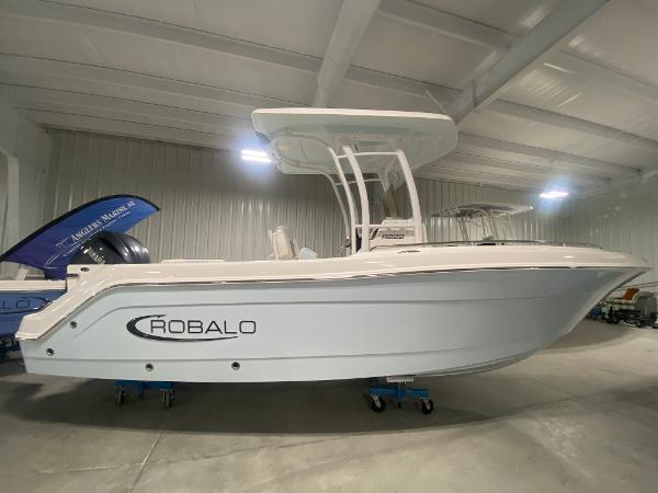 Robalo R222 Center Console 2024 Robalo R222 Center Console boat in a showroom.