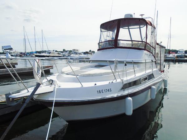 Carver 27 Santego 1989 Carver 27 Santego boat docked at marina, featuring sleek design and spacious deck.